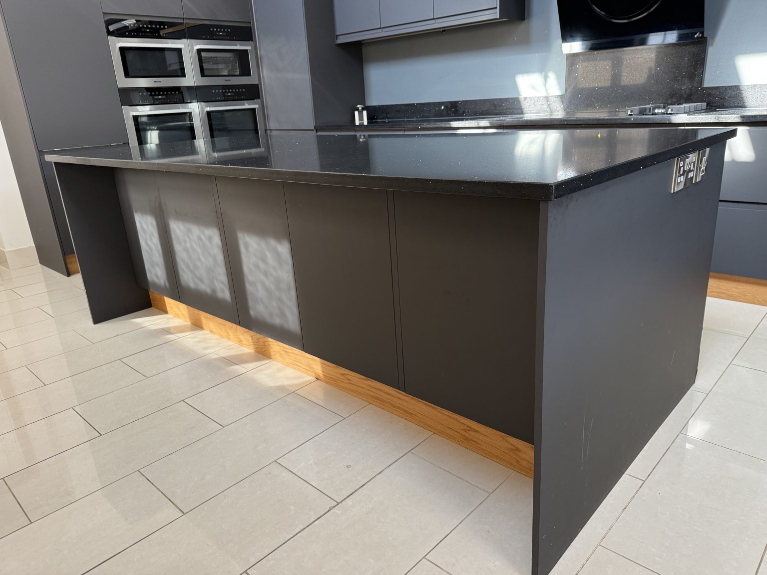 Used Howdens Kitchen Island with Quartz Worktops & Appliances