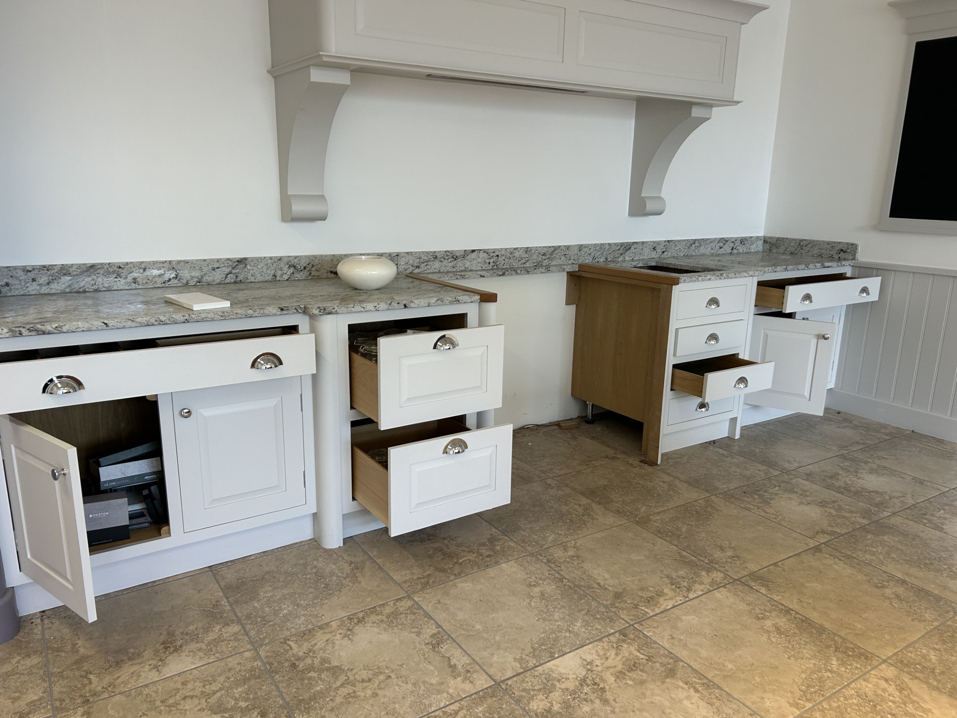 Painted Kitchen With Granite Worktop and Extractor - The Used Kitchen ...