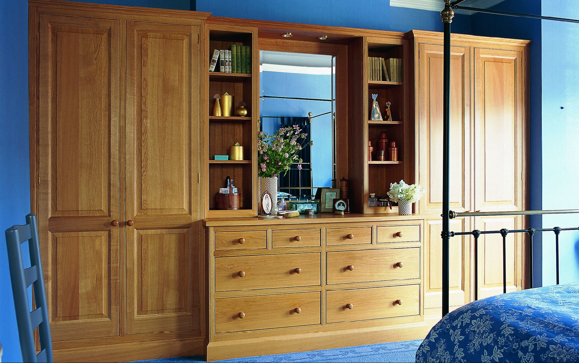 Ex Display Traditional oak framed bedroom furniture The Used Kitchen